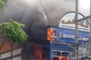 Satpol PP sebut lantai dua KCP Bank Lampung di Kota Agung habis total terbakar