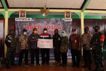 Pertamina bersama Kejari dan IAD Daerah Cilacap serahkan bantuan bagi borban banjir di Tarisi