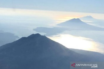Wilayah Lembata hujan abu dan kerikil erupsi Gunung Lewotolok