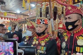 Yusuf Kohar dapat gelar adat dari Kerajaan Paksi Pak Skala Bghak