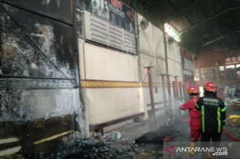 Damkar kerahkan delapan armada padamkan kebakaran di Gedung Serbaguna HBT Padang