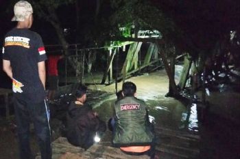 Jembatan Belanda di Barito Timur bergeser tertabrak kayu hanyut