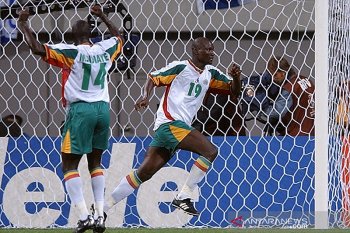 Mantan gelandang Senegal Papa Bouba Diop meninggal dalam usia 42 tahun
