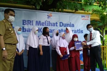 Kanwil BRI Makassar berbagi kacamata gratis kepada 300 pelajar