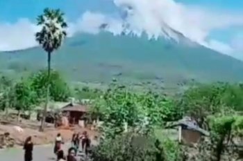 Ratusan warga sekitar Gunung  Lewotolok belum dievakuasi