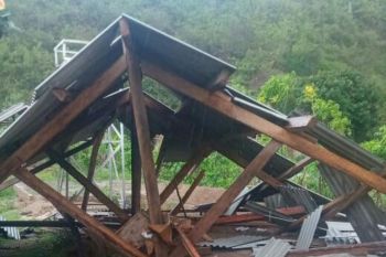 Waspada hujan angin di Lombok, rumah di Kuta roboh
