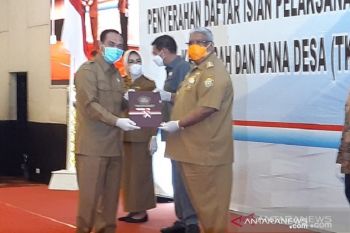 Gubernur Sulawesi Tenggara serahkan DIPA dan TKDD 2021 sebesar Rp24,972 triliun