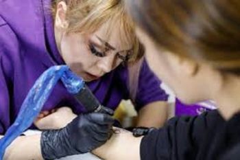 Seniman wanita asal Afghanistan Soraya Shahidy dobrak pantangan tato