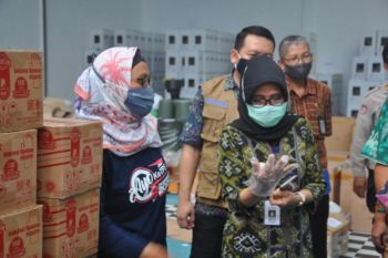 Pemkab Pekalongan mengecek APD pemilu antisipasi  klaster baru