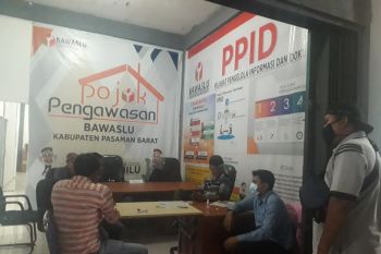 Bawaslu Pasaman Barat pangil sejumlah anggota DPRD terkait dugaan berkempanye di sekolah