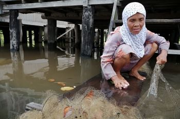 Nek Mitun tetap bekerja meski  di usia senja