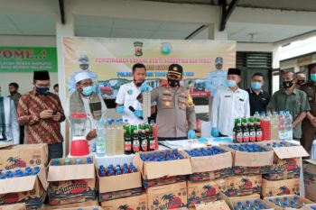 Ribuan botol miras di Lombok Timur dimusnahkan