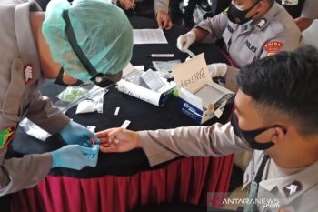 735 polisi petugas pengamanan TPS Pilkada Sulteng  jalani tes COVID-19