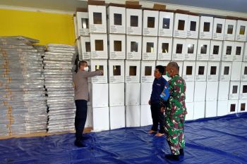 TNI-Polri mengecek kesiapan logistik Pilkada di KPU Lombok Utara