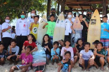 Pesisir Barat gelar "Bupati Surfing Kompetisi Lokal 2020 "