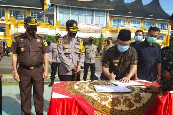 Sebanyak 2.068 tenaga Satlinmas di Pasaman Barat amankan 1.034 TPS