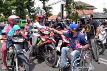 Difabel Kudus bagikan masker buatannya