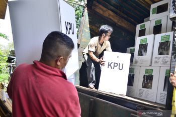 KPU Tanah Datar distribusikan logistik pilkada pada H-3
