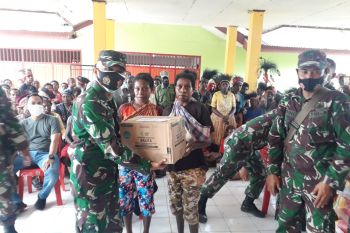 Kodim Mimika bagikan sembako warga di kampung Iwaka