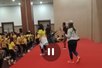 Viral video emak-emak senam zumba di Lombok Tengah diduga langgar protokes Covid-19 (Video)