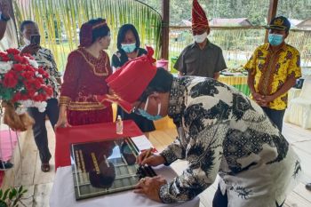 Bupati Poso resmikan baruga Desa Kuku