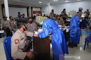 Personel Polres Palu lakukan rapid test sebelum amankan TPS