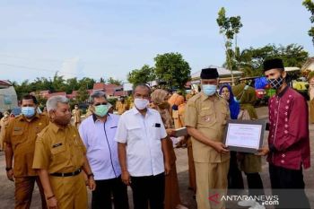 Wali Kota Padang serahkan bantuan peralatan untuk kelompok tani