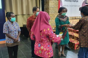 Pemkab Mamteng dapat penghargaan penanganan stunting dari Kemendagri