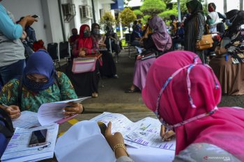 Sebanyak 5.640 tenaga guru honorer di daerah ini berharap jadi PNS tanpa tes
