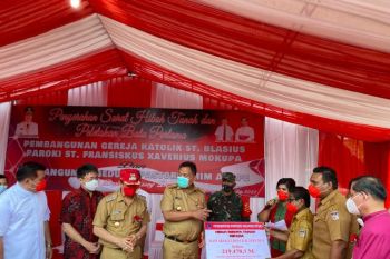 Gubernur Olly hibahkan tanah kepada Sinode GMIM dan Keuskupan Manado