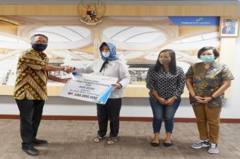 AP I menyalurkan pinjaman kemitraan kepada pengusaha kecil DIY