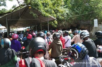 Pelabuhan feri di Konawe Selatan padat sehari menjelang pilkada