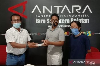 Antara Biro Sumsel berikan bantuan gadget kepada anak jurnalis terdampak pandemi