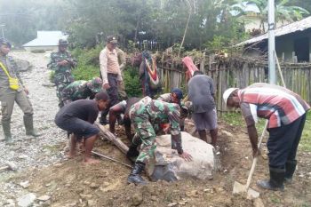 Personel TNI-Polri kerja bakti bersihkan lingkungan gereja Bethesda Beoga