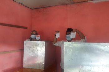 Calon Bupati Pasaman Barat petahana mencoblos di TPS 046 Bandarejo, datang memakai baju putih