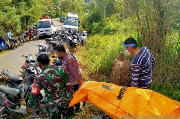 Curiga ceceran darah mengarah ke semak-semak, ternyata ada sesosok mayat perempuan