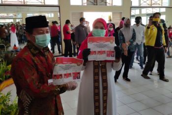 Wali Kota Bandarpampung tegur KPPS tidak bagikan sarung tangan pada pemilih
