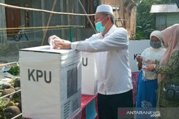 Calon Bupati Pasaman Barat Hamsuardi mencoblos di TPS 073 Simpang Gadang Sungai Aur