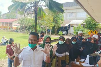 Cawagub Sumbar Indra Catri jalan kaki 300 meter untuk mencoblos di TPS 58 Lubukbasung