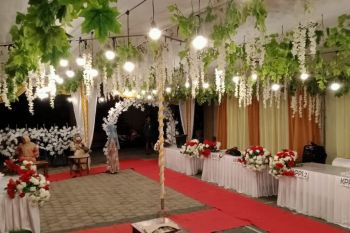 Unik, TPS di Sumbawa Barat mirip tempat acara pernikahan dan berkostum petani