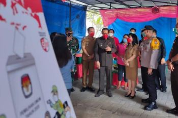 Bupati Minahasa mencoblos di TPS II Leilem