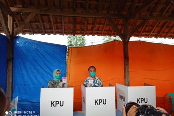 Bupati Waykanan salurkan hak suara di TPS 003 Kampung Bumi Ratu