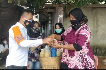TPS unik Lampung bagikan jamu bagi warga