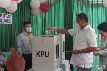 Gubernur Olly mencoblos di TPS III Bumi Beringin Manado