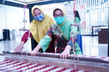 Bulan perempuan dan stigma burung di dalam sangkar