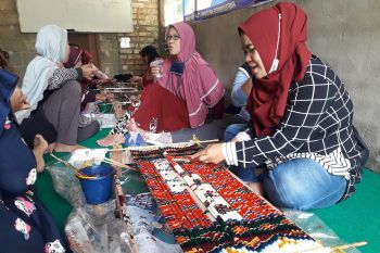 Pemkab Bangka Barat tumbuhkan perajin kain tenun dari generasi muda