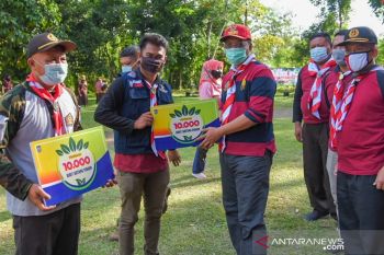 Gubernur NTB menyerahkan 100 ribu bibit pohon ke Pramuka