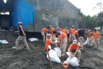 Dinsos memberikan bantuan kepada nelayan korban abrasi pantai