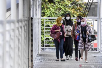 Satu orang pria nekat lompat di JPO Setiabudi Jaksel
