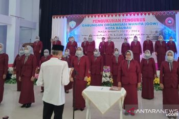 Wali Kota Baubau berharap perempuan menempa kemampuan menjadi sosok yang bermartabat